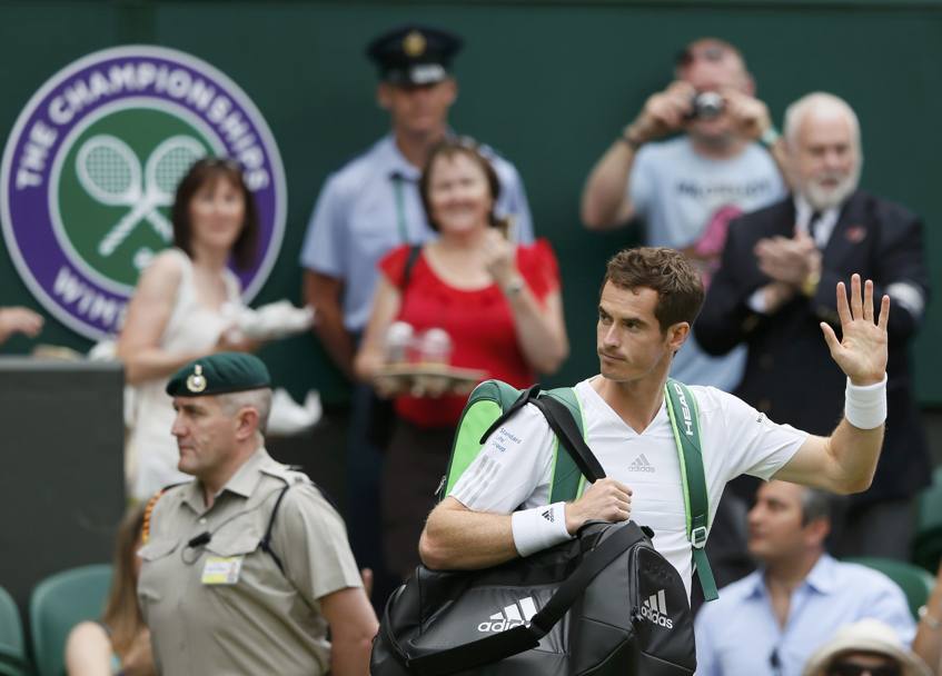 Wimbledon, partiti! Standing ovation per Andy Murray al suo ingresso in campo. Brividi. Reuters